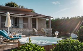 Neptune Sea House - Beachfront / Jacuzzi